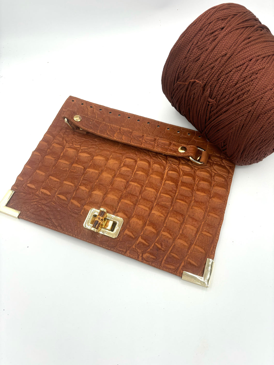 Patta Cm 26x20 in pelle  stampa cocco non scamosciata  con chiusura bambu' e angolari COGNAC