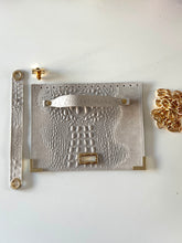 Carica l&#39;immagine nel visualizzatore di Gallery, Patta Cm 26x20 in pelle  stampa cocco scamosciata  con chiusura bamboo
